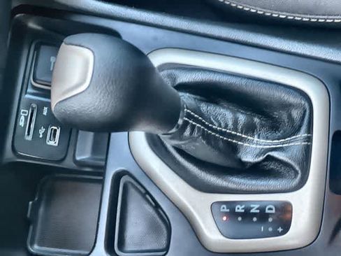 Used 2018 Jeep Cherokee Latitude FWD image 16
