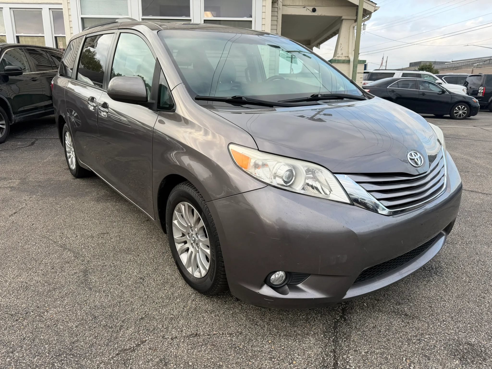 Used 2017 Toyota Sienna XLE Premium FWD image 5