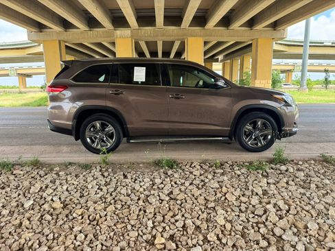 Used 2017 Toyota Highlander Limited Platinum FWD image 2