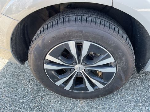 Used 2024 Volvo XC60 B5 Core image 10