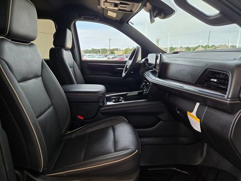 Used 2025 Chevrolet Suburban Premier RWD image 28
