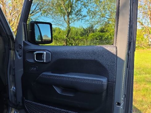 Used 2020 Jeep Wrangler Unlimited Sahara AWD/4WD image 16