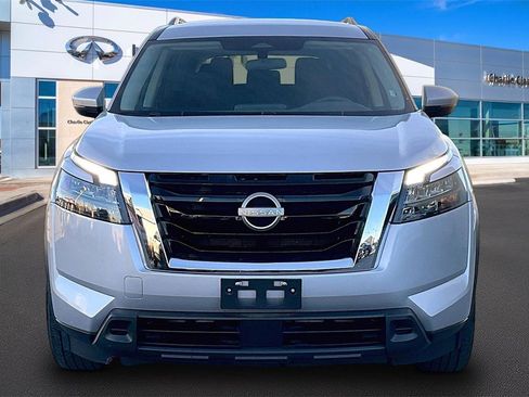 Used 2025 Nissan Pathfinder SV image 3