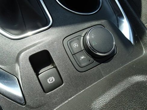 Used 2023 Chevrolet Traverse LT FWD image 17