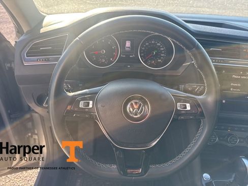 Used 2021 Volkswagen Tiguan SE w/ Panoramic Sunroof Package image 17