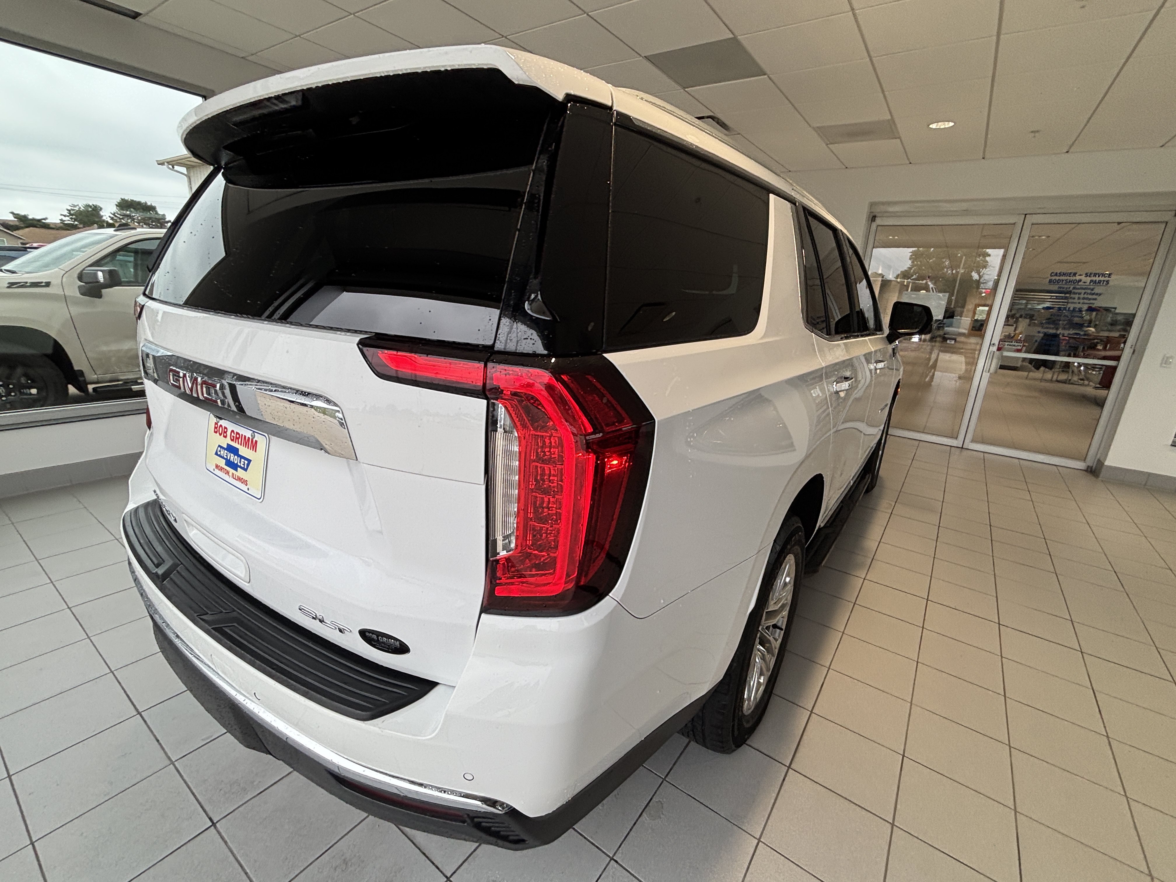 Used 2022 GMC Yukon SLT w/ SLT Premium Package AWD/4WD image 7