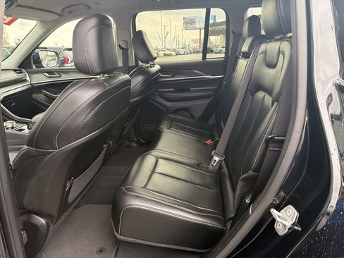 Used 2023 Jeep Grand Cherokee Limited image 19