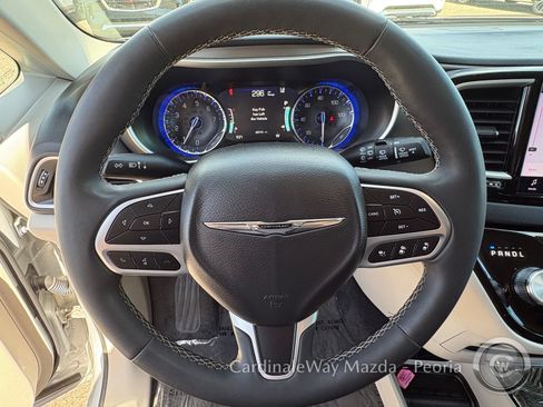 Used 2024 Chrysler Pacifica Touring-L FWD image 18