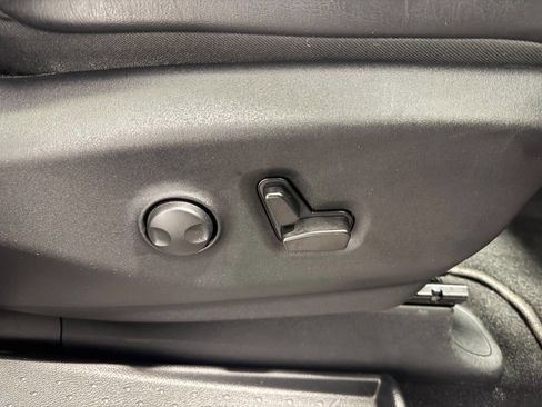 Used 2023 Chrysler Pacifica Limited w/ Uconnect Theater Family Group image 32