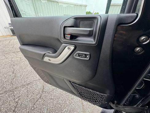 Used 2017 Jeep Wrangler Unlimited Rubicon w/ Connectivity Group AWD/4WD image 26