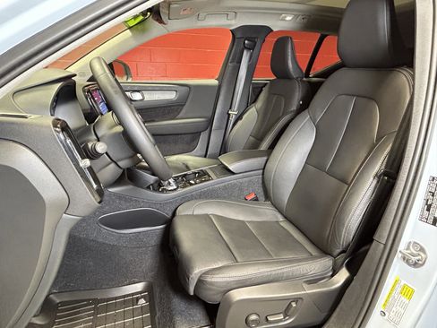 Used 2025 Volvo XC40 B5 Ultra w/ Climate Package image 25