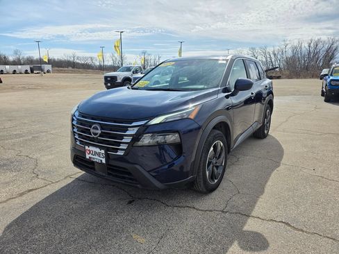 Used 2025 Nissan Rogue SV AWD/4WD image 3