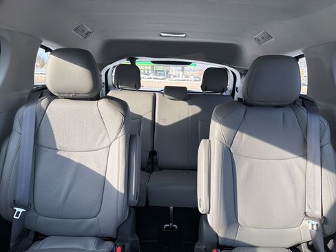Used 2024 Toyota Sienna Limited image 9