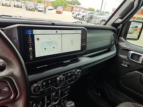 Used 2024 Jeep Gladiator Mojave w/ Technology Group AWD/4WD image 17