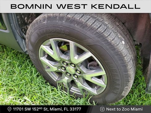 Used 2022 GMC Acadia SLT w/ Preferred Package image 4