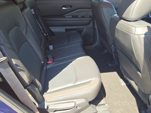 Used 2025 Nissan Pathfinder SL AWD/4WD image 9