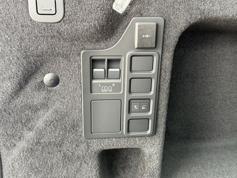 New 2025 Land Rover Discovery Dynamic SE image 38