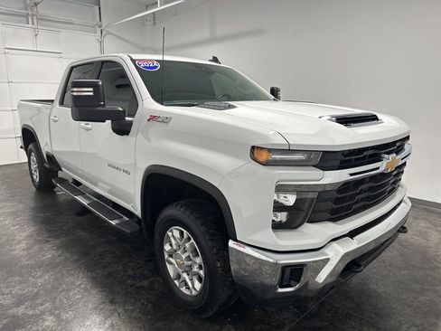 Used 2024 Chevrolet Silverado 2500 LT AWD/4WD image 3