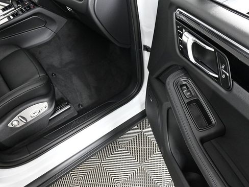 New 2026 Porsche Macan image 32