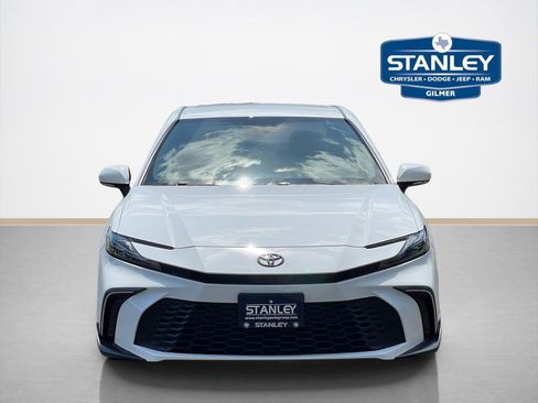 Used 2025 Toyota Camry SE w/ Convenience Package FWD image 3