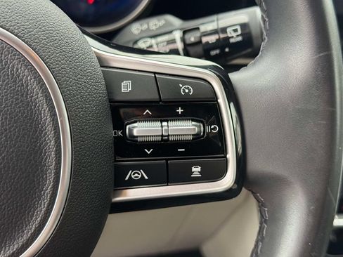 Used 2024 Kia Carnival EX FWD image 21