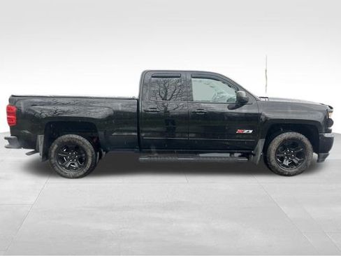 Used 2018 Chevrolet Silverado 1500 LT w/ Midnight Edition AWD/4WD image 6