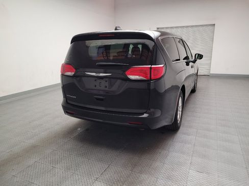 Used 2023 Chrysler Voyager LX FWD image 7