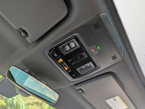 Used 2025 Volkswagen ID. Buzz Pro S Plus RWD image 32
