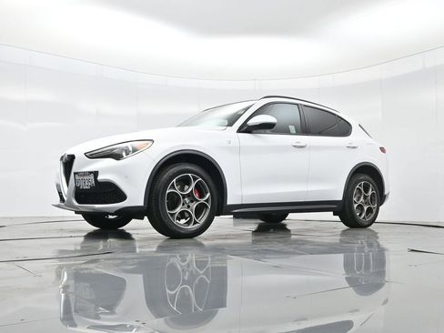Used 2022 Alfa Romeo Stelvio Ti image 40