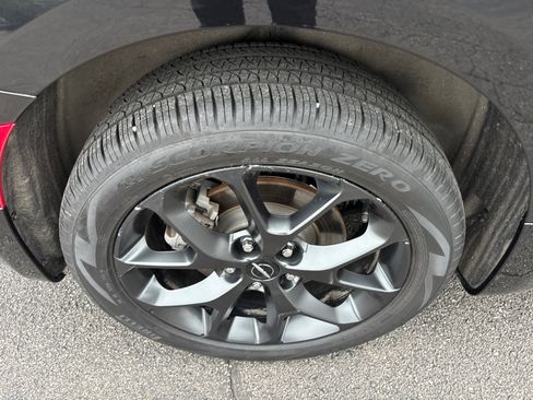 Used 2023 Chrysler Pacifica Limited w/ Uconnect Theater Family Group image 10