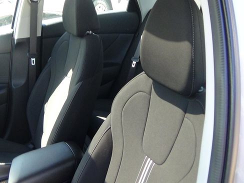 Used 2025 Hyundai Elantra SEL FWD image 15