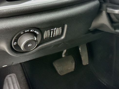 Used 2025 Chrysler Pacifica Limited FWD image 10