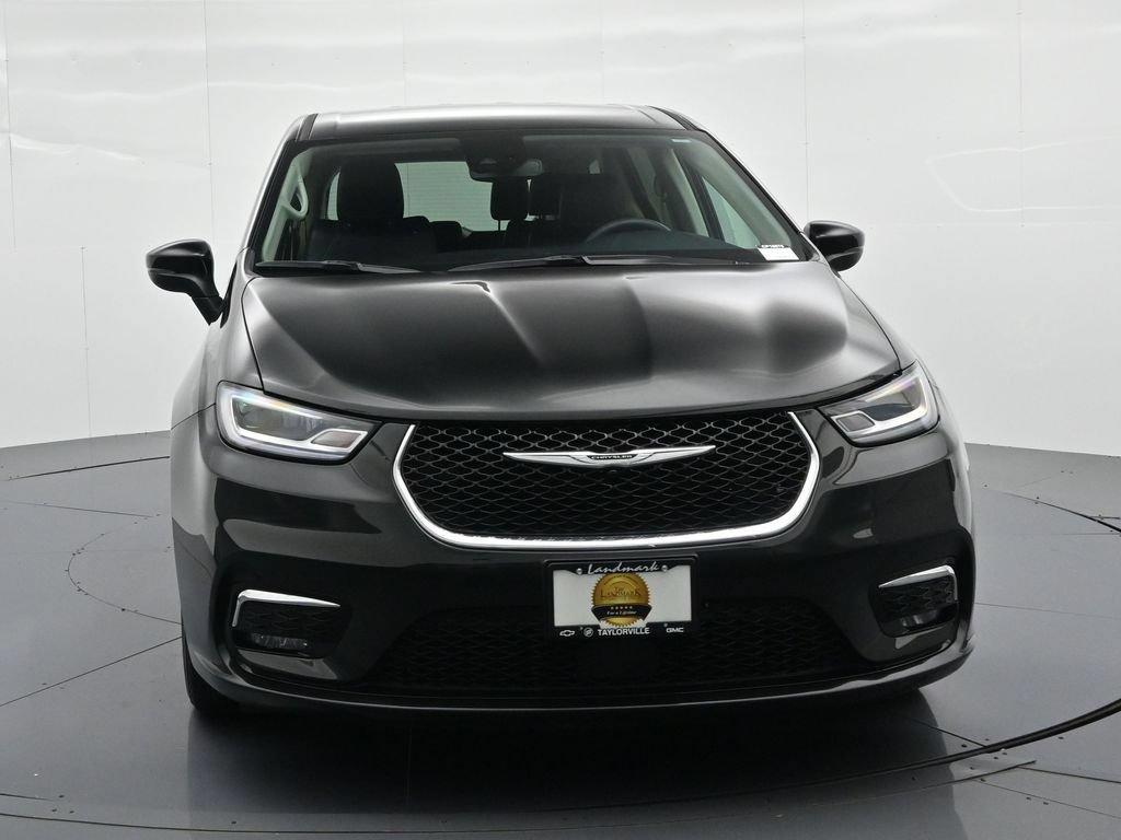 Used 2023 Chrysler Pacifica Touring-L FWD image 3