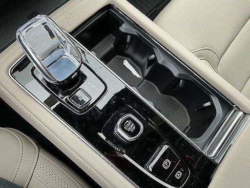 New 2026 Volvo XC90 B6 Plus w/ Protection Package Premier AWD/4WD image 18