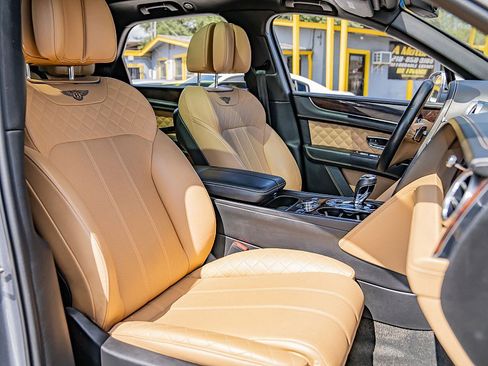Used 2017 Bentley Bentayga image 25