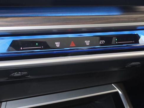 Used 2023 BMW 740i w/ Parking Assistance Package image 40