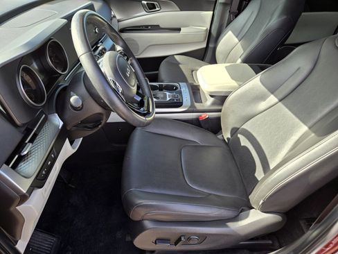 Certified 2024 Kia Carnival LX image 11