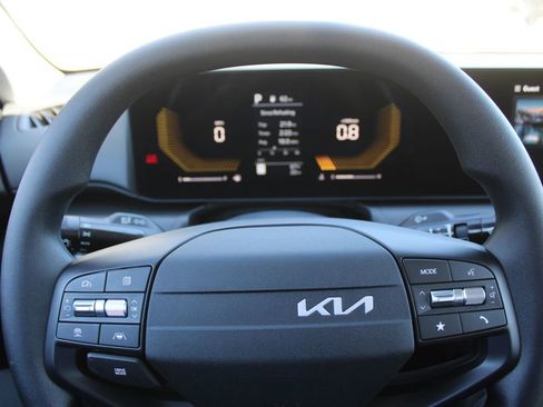 New 2025 Kia K4 LXS image 24