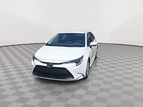 Used 2022 Toyota Corolla LE image 3