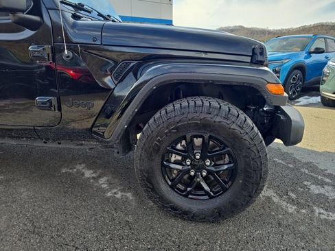 Used 2023 Jeep Gladiator Sport image 2
