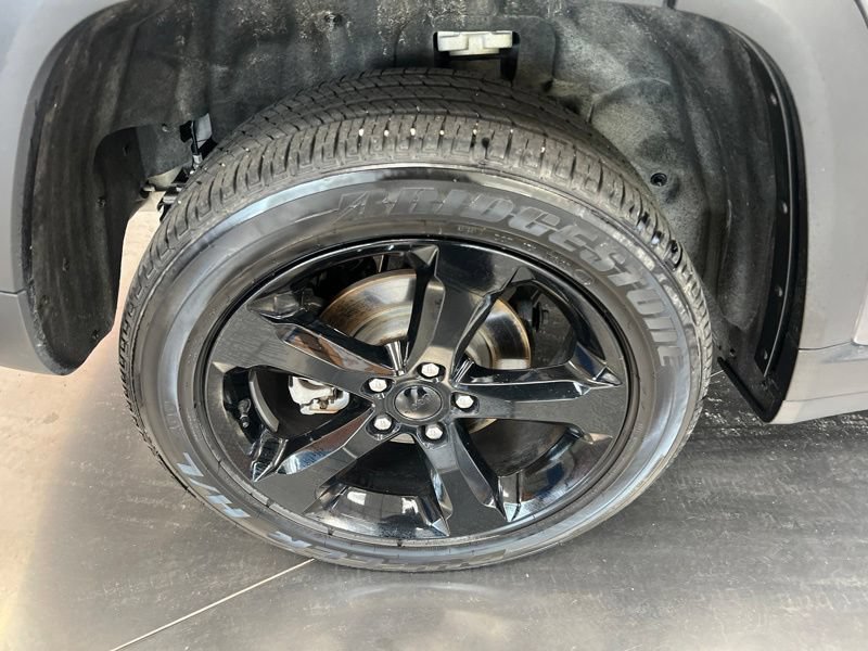 Used 2025 Jeep Grand Cherokee Altitude AWD/4WD image 10