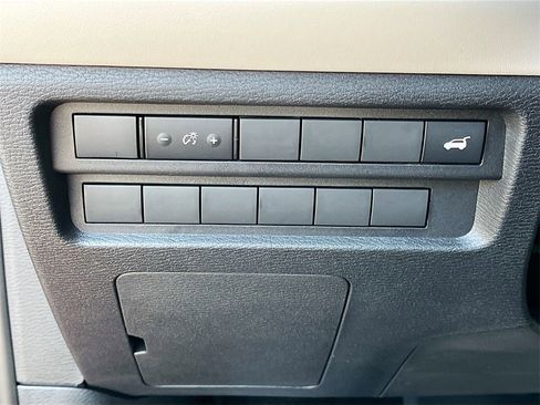 New 2025 Mitsubishi Outlander SE image 9