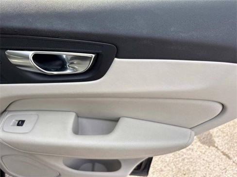 Used 2021 Volvo XC60 T5 Momentum w/ Premium Package image 21