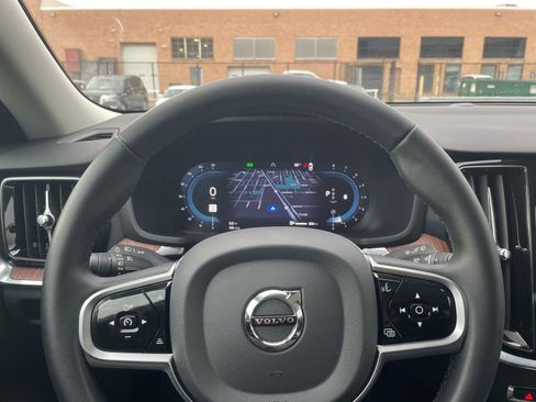 Used 2025 Volvo V60 B5 Cross Country Plus image 33