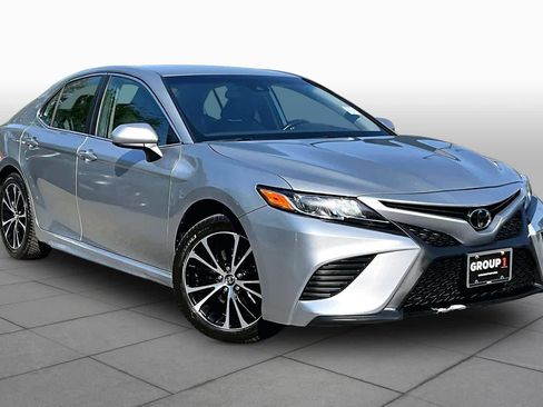 Used 2020 Toyota Camry SE FWD image 3