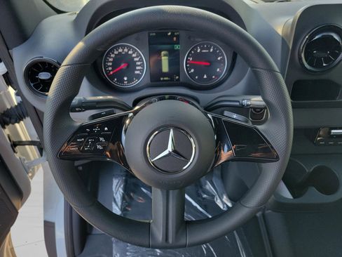 Used 2025 Mercedes-Benz Sprinter 2500 image 21