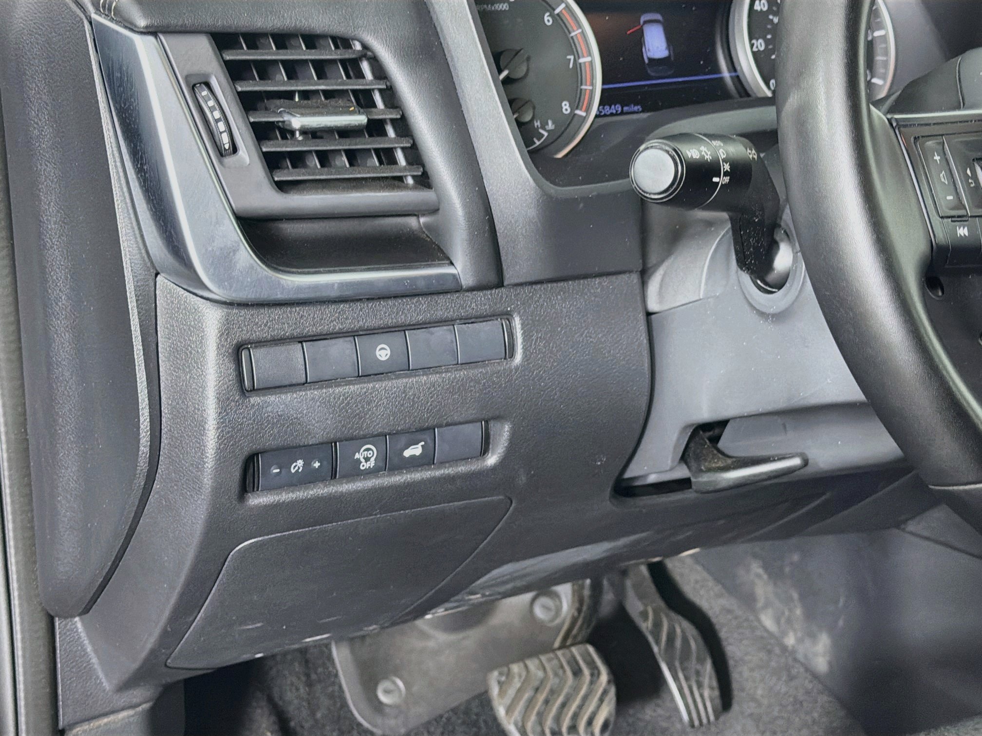 Used 2025 Nissan Rogue SV FWD image 17