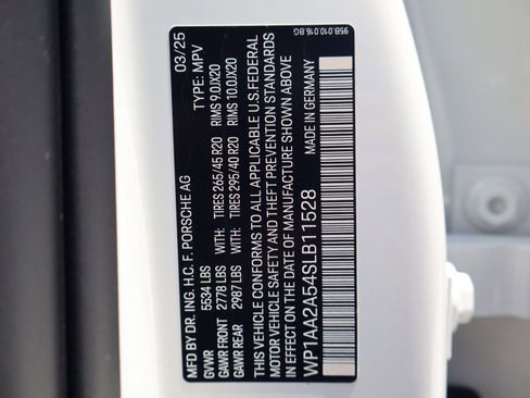 Certified 2025 Porsche Macan AWD/4WD image 29