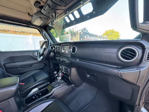 Used 2018 Jeep Wrangler Unlimited Sahara w/ Safety Group AWD/4WD image 43