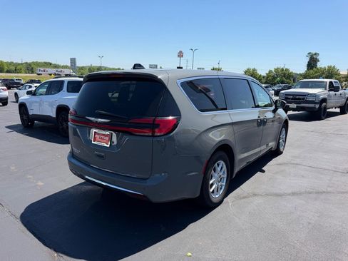 Used 2023 Chrysler Pacifica Touring-L FWD image 3